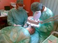 Patient während der Haartransplantation durch die Ärzte